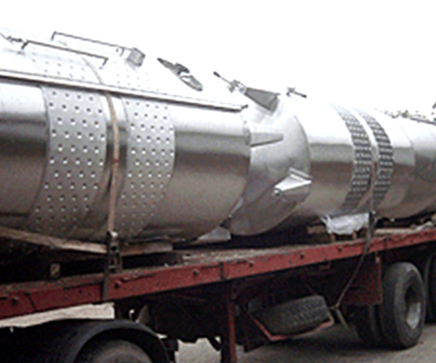 Вертикална Цистерна за Чување Вино на Платформа од Камион