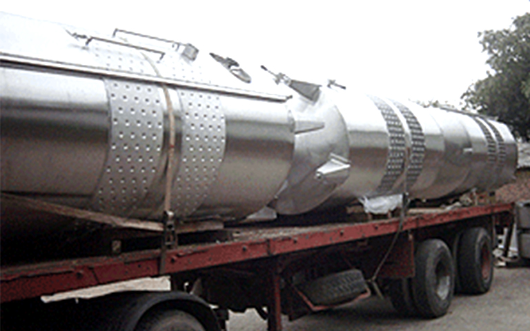 Вертикална Цистерна за Чување Вино на Платформа од Камион